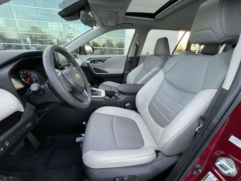Used 2020 Toyota RAV4 XLE Premium image 14