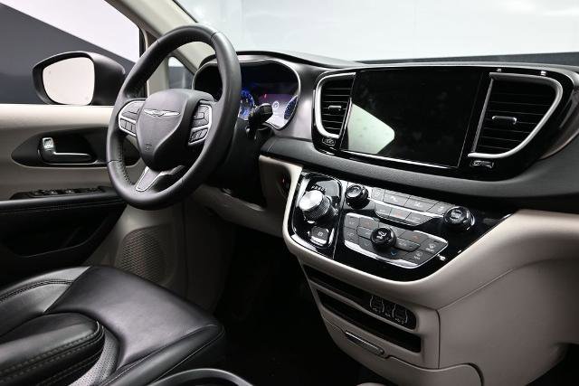 Used 2023 Chrysler Pacifica Touring-L FWD image 15