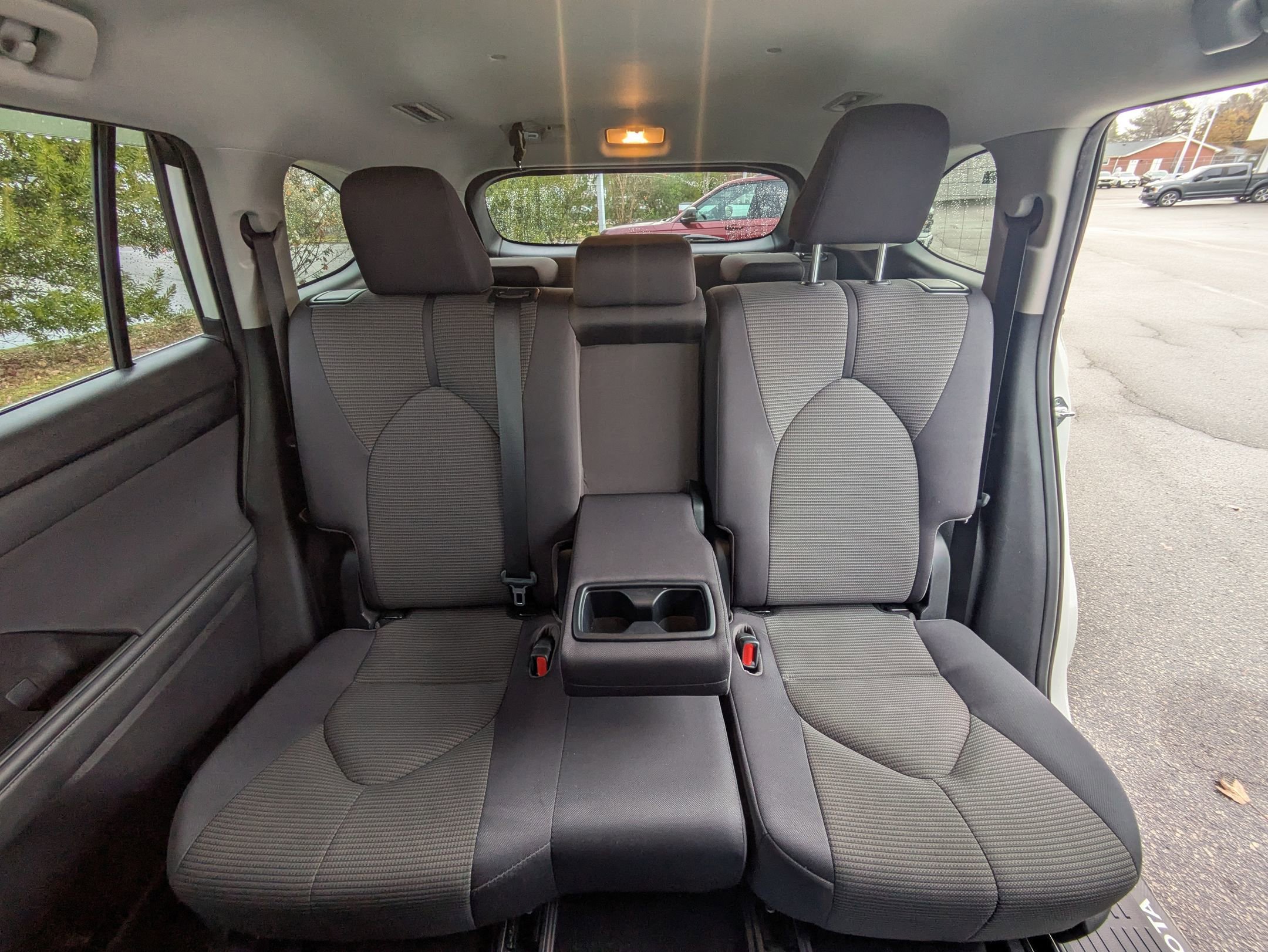 Used 2021 Toyota Highlander L image 29