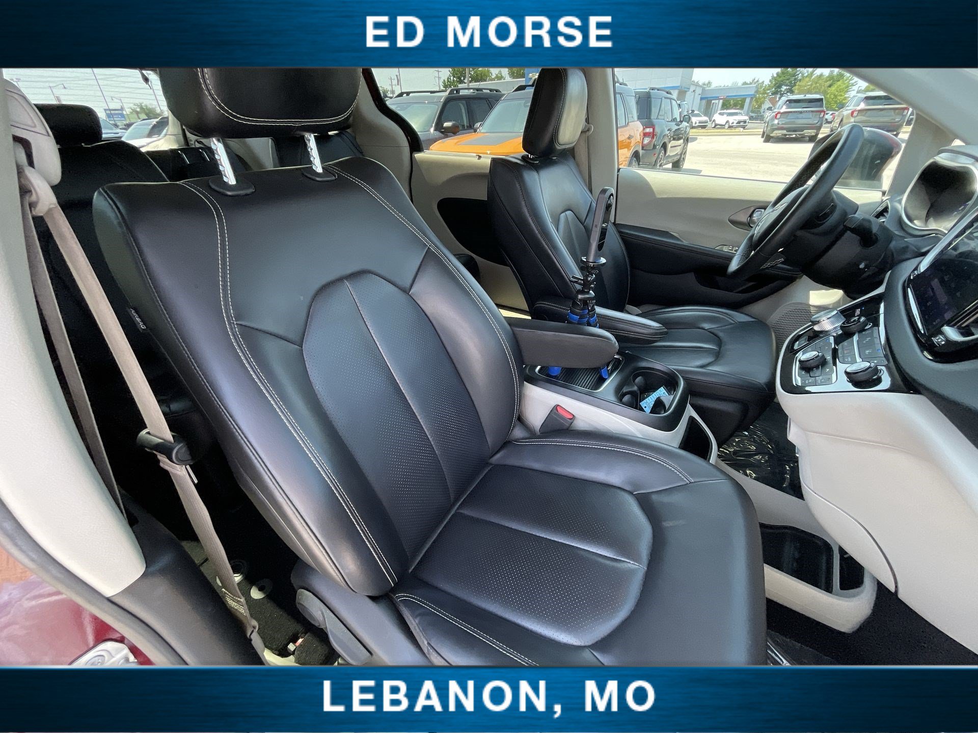 Used 2023 Chrysler Pacifica Touring-L FWD image 25