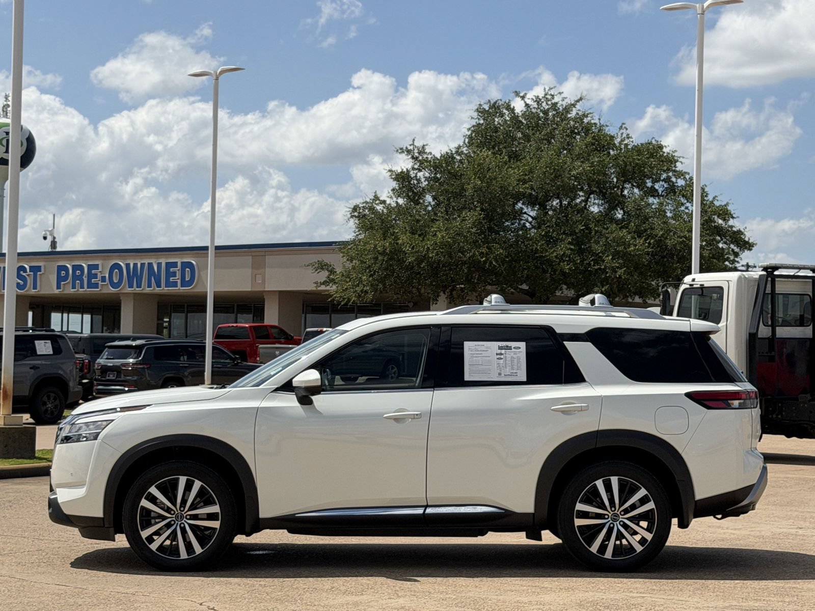 Used 2024 Nissan Pathfinder Platinum w/ Lighting Package (N92) AWD/4WD image 7