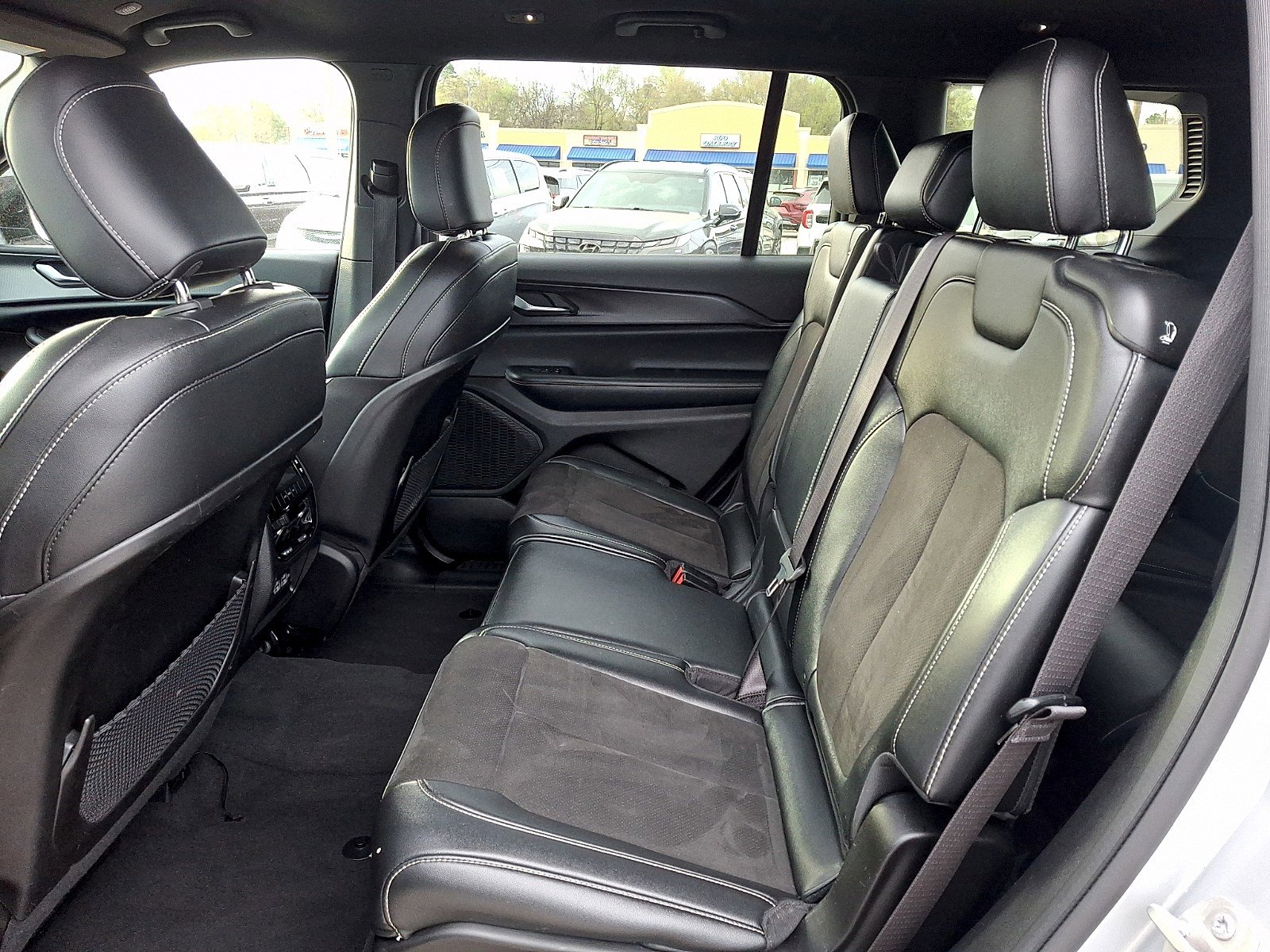 Used 2023 Jeep Grand Cherokee L Laredo image 9