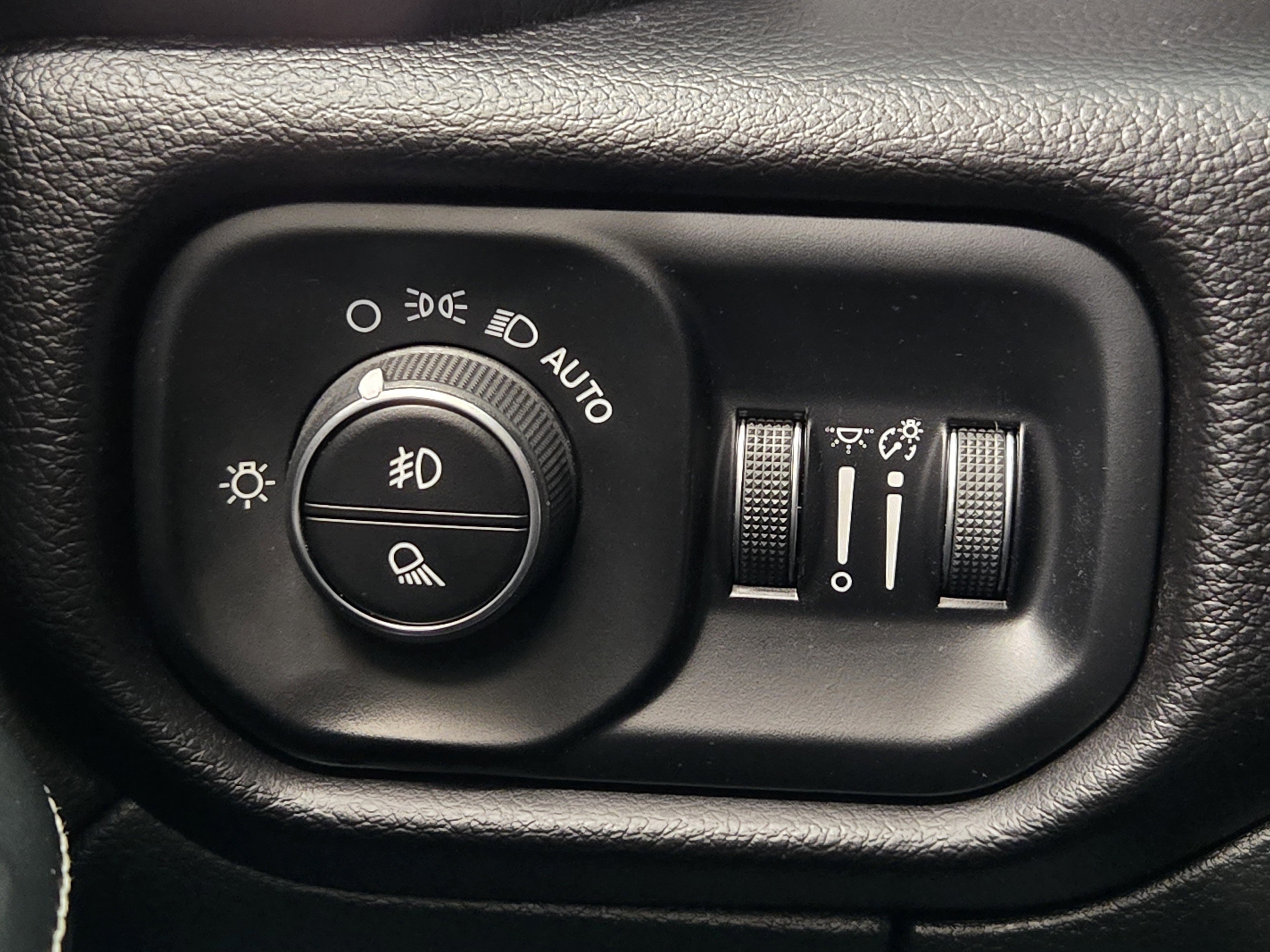 Used 2025 RAM 2500 Laramie AWD/4WD image 23