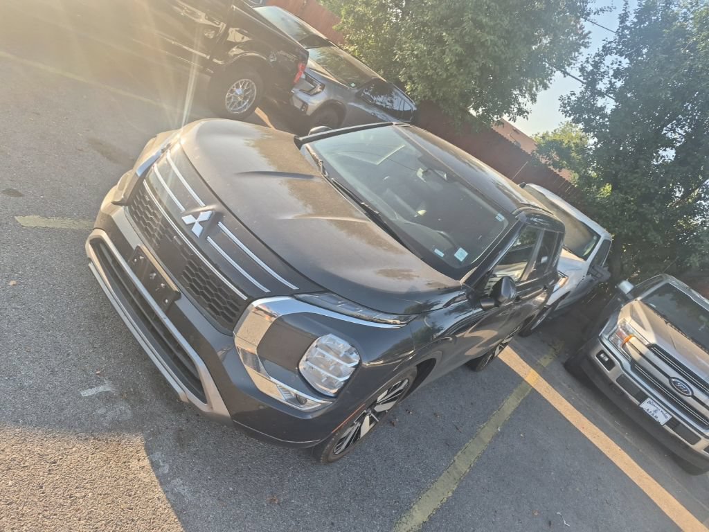 Used 2025 Mitsubishi Outlander SE FWD image 3
