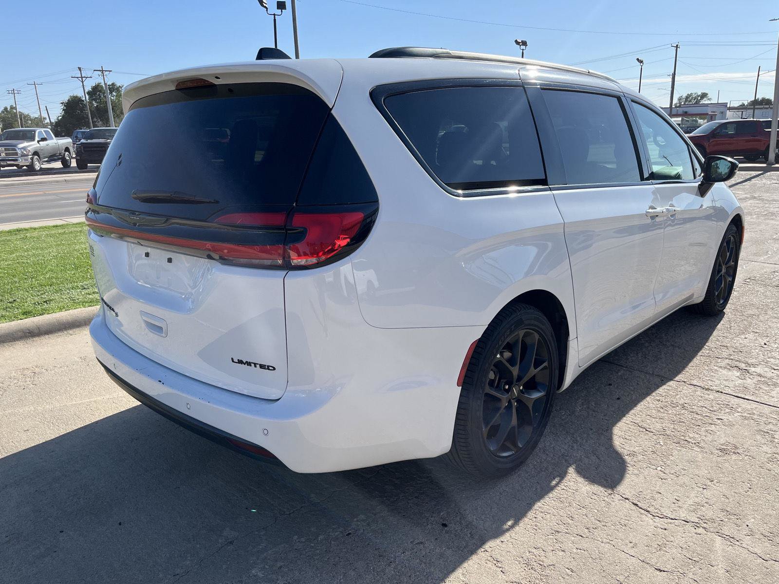 Used 2025 Chrysler Pacifica Limited FWD image 6