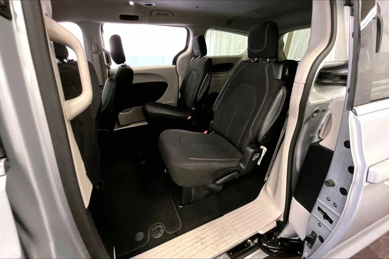 Used 2023 Chrysler Voyager LX image 25