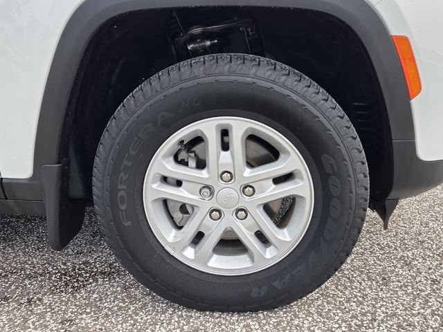 Used 2025 Jeep Grand Cherokee Laredo w/ MOPAR Finishing Package RWD image 11