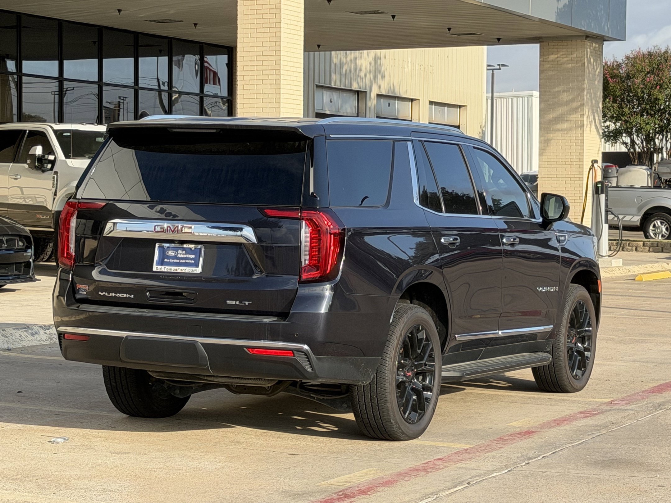 Used 2023 GMC Yukon SLT AWD/4WD image 4