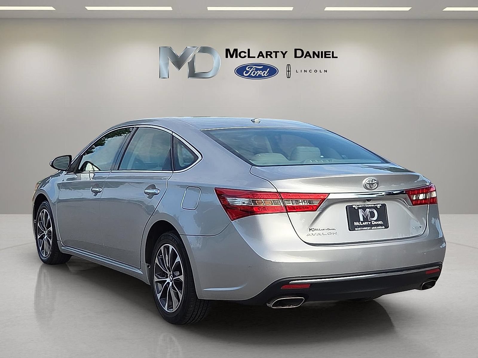 Used 2018 Toyota Avalon XLE Premium FWD image 4