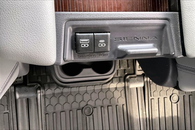 Used 2021 Toyota Sienna XLE FWD image 32
