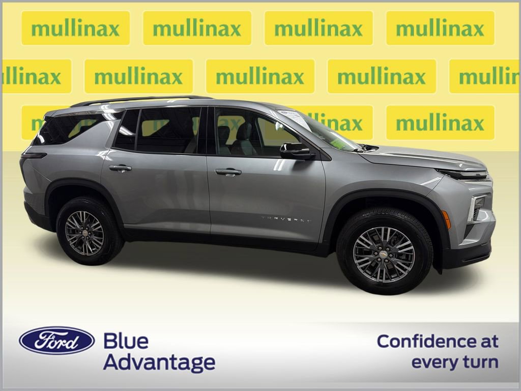 Used 2026 Chevrolet Traverse LT FWD image 2
