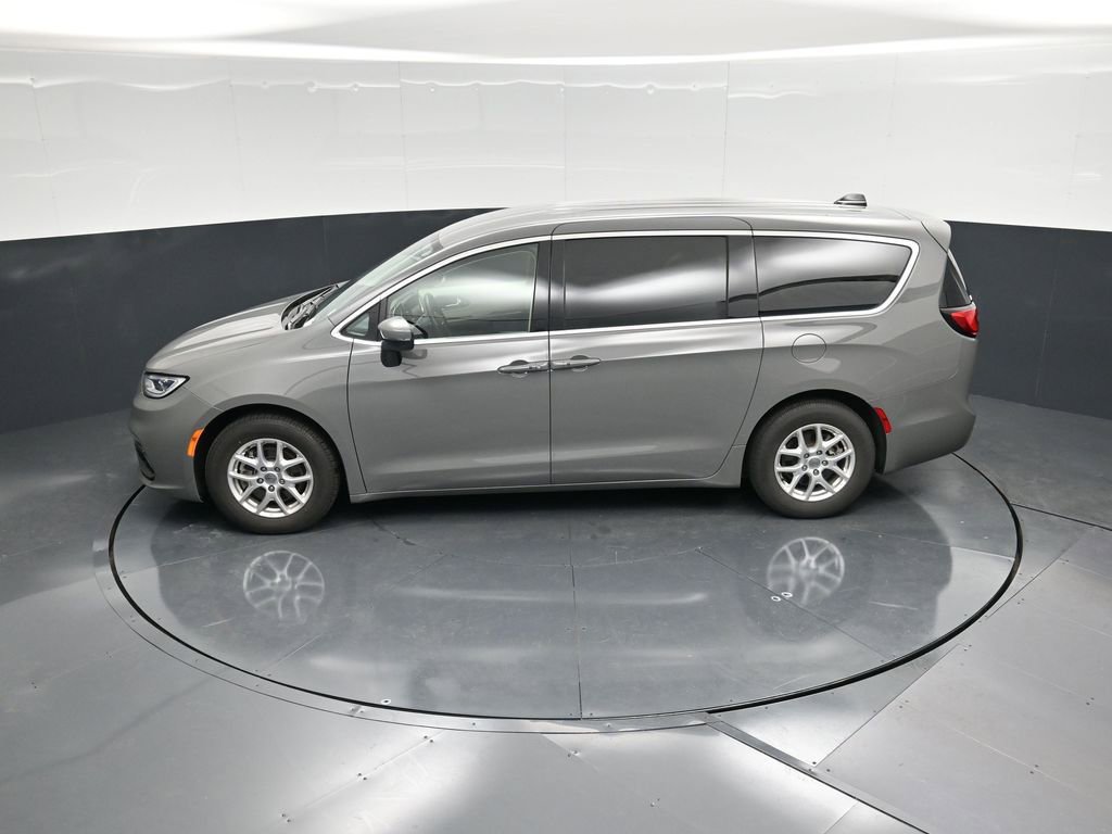 Used 2023 Chrysler Pacifica Touring-L image 45