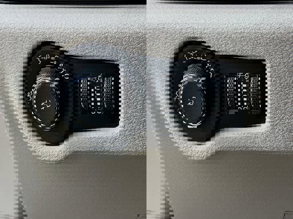 Used 2024 Chrysler Pacifica Touring-L image 27