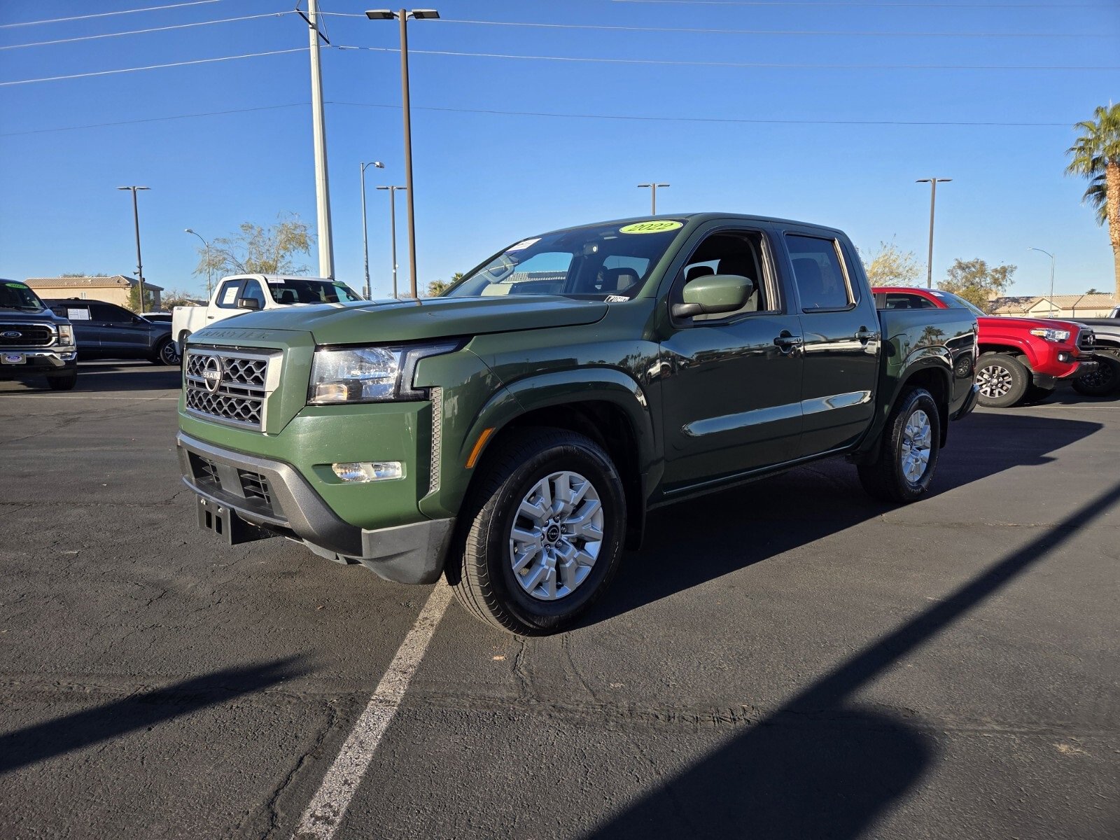 Used 2022 Nissan Frontier SV image 2