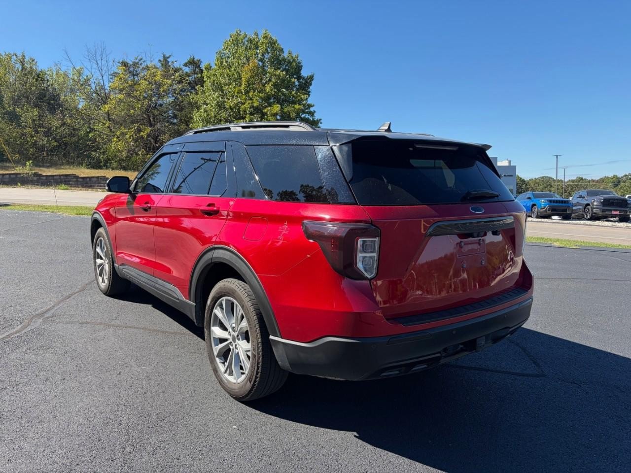 Certified 2023 Ford Explorer XLT w/ Equipment Group 202A AWD/4WD image 3