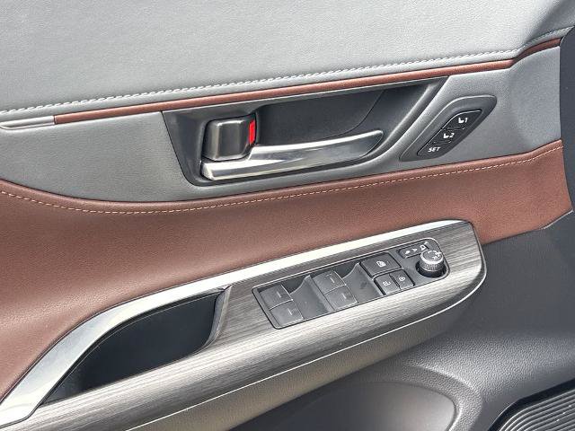 Used 2022 Toyota Venza XLE AWD/4WD image 16