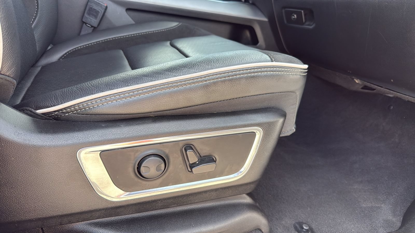 Used 2025 RAM 1500 Laramie AWD/4WD image 25