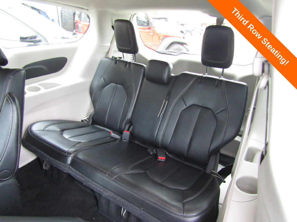 Used 2023 Chrysler Pacifica Touring-L FWD image 19