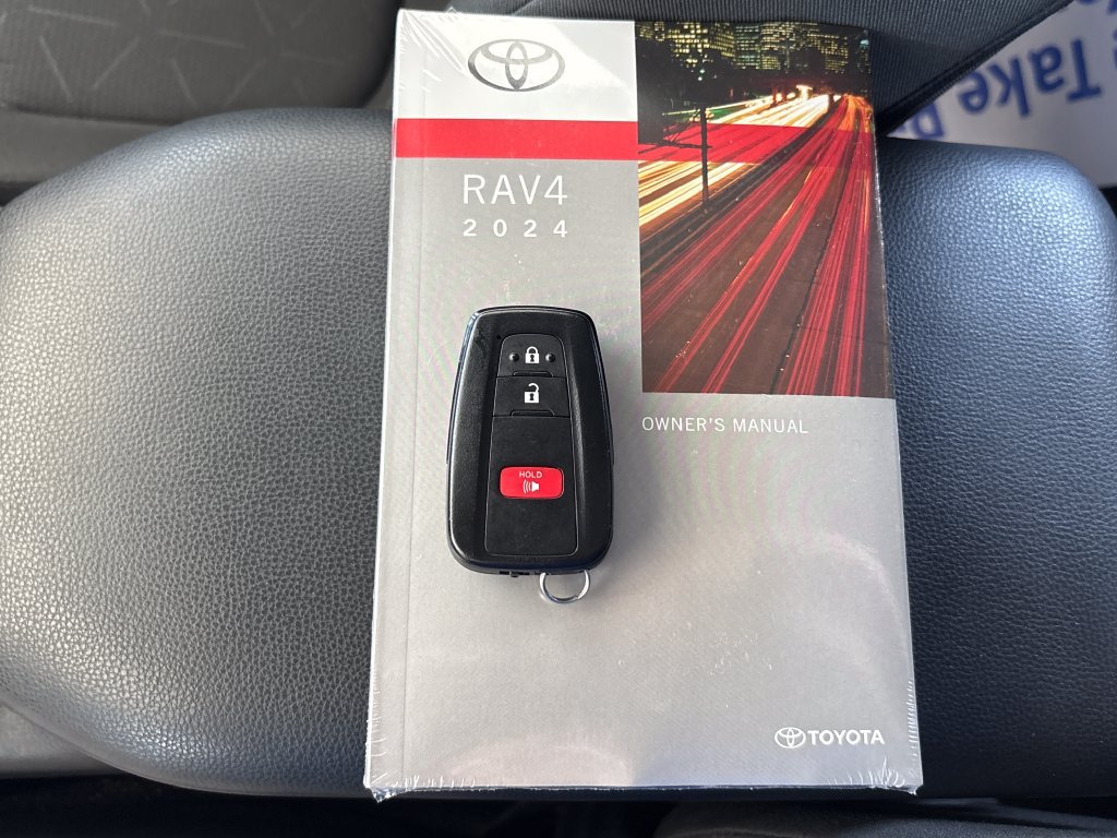 Used 2024 Toyota RAV4 XLE AWD/4WD image 17