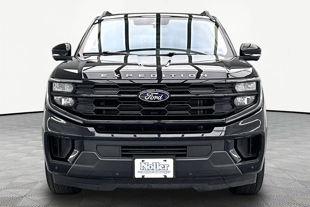 Certified 2025 Ford Expedition Active AWD/4WD image 3