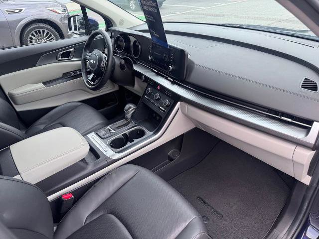Used 2024 Kia Carnival LX FWD image 25