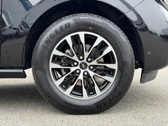 Certified 2025 Ford Expedition Platinum image 28