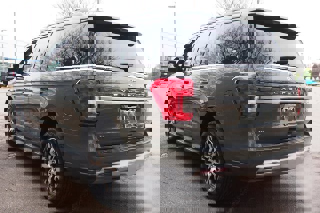 Certified 2024 Ford Expedition XLT image 3