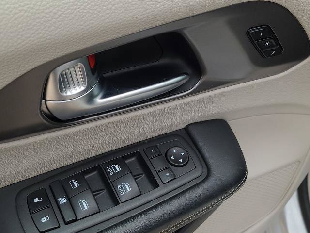 Used 2023 Chrysler Pacifica Touring-L FWD image 19
