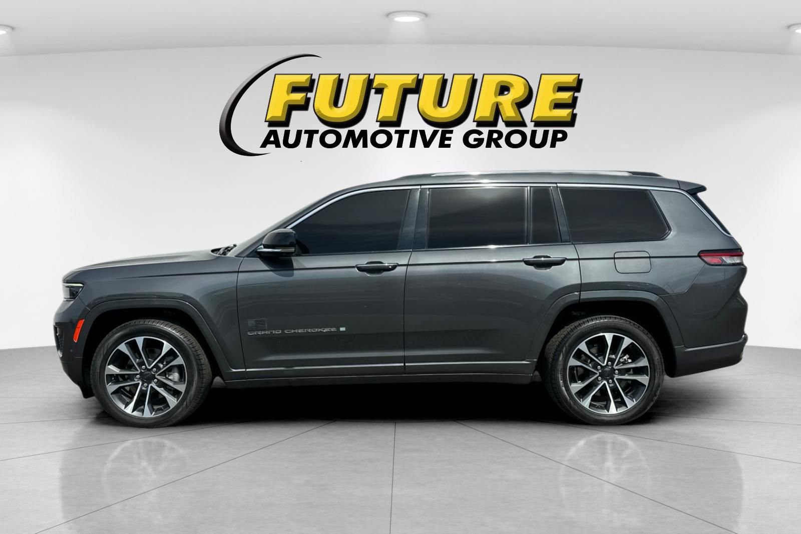 Used 2022 Jeep Grand Cherokee L Overland w/ Advanced Protech Group III image 2