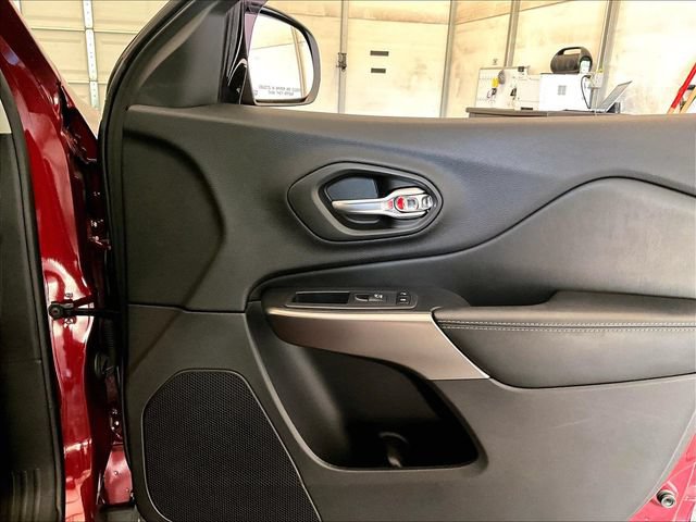 Used 2020 Jeep Cherokee Latitude Plus AWD/4WD image 23