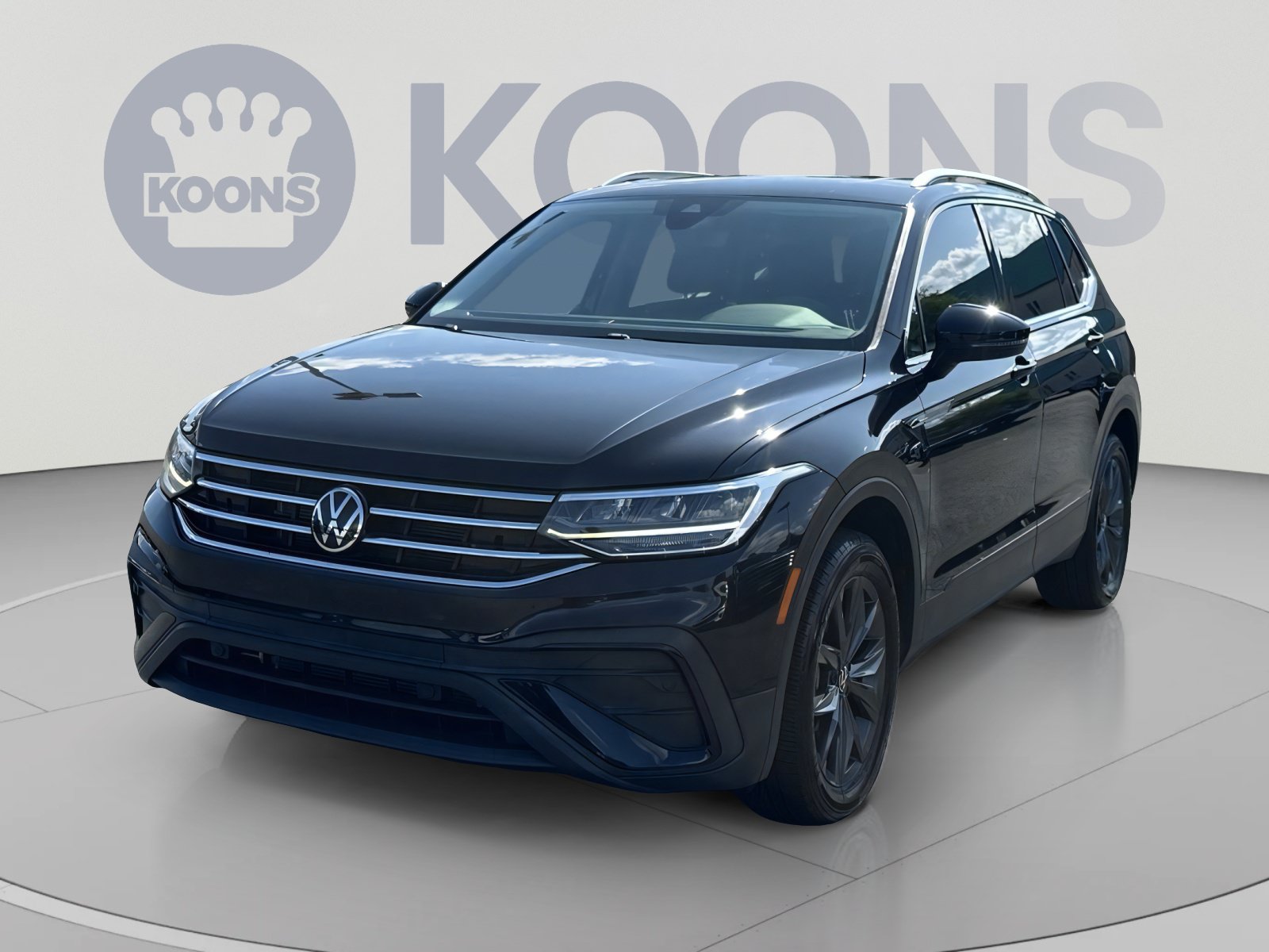 Used 2022 Volkswagen Tiguan SE w/ Panoramic Sunroof Package FWD image 5