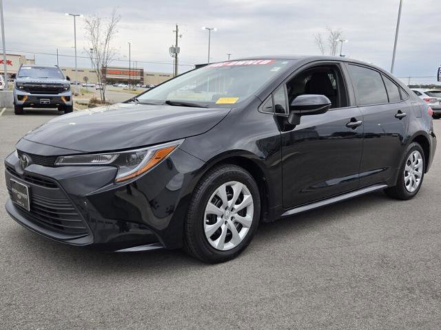 Used 2023 Toyota Corolla LE image 2