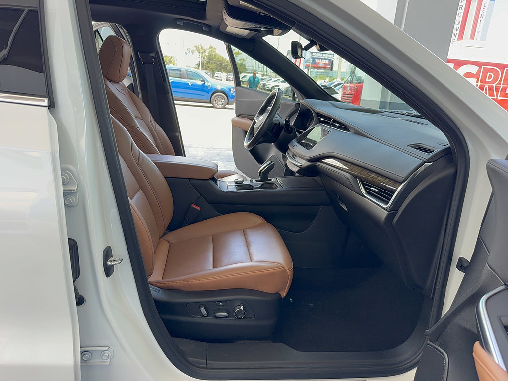 Used 2023 Cadillac XT4 Premium Luxury w/ Technology Package FWD image 13