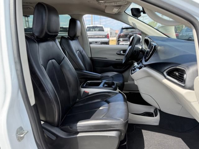 Used 2023 Chrysler Pacifica Touring-L FWD image 15