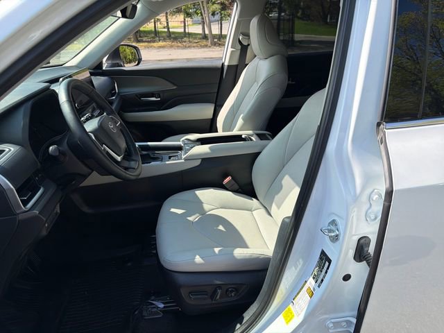 Used 2025 Toyota Grand Highlander AWD Hybrid image 33