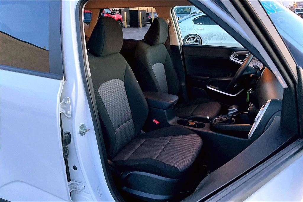 Used 2023 Kia Soul LX w/ LX Technology Package image 7