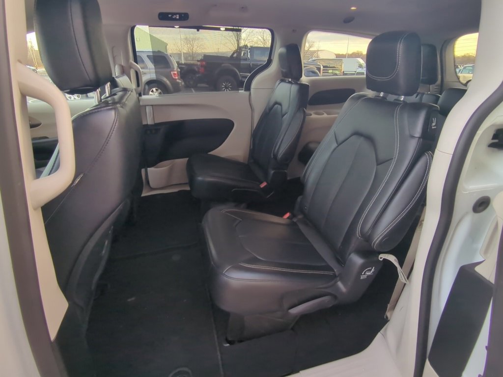Used 2024 Chrysler Pacifica Touring-L image 13
