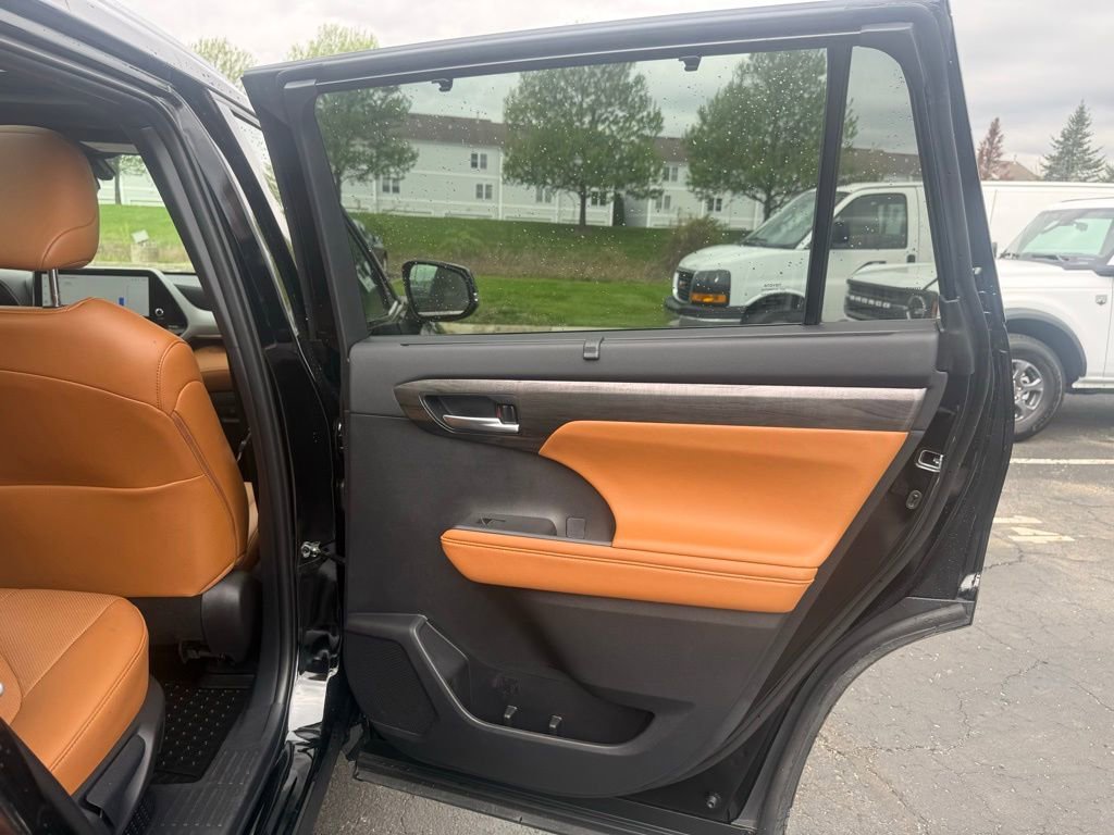 Used 2025 Toyota Highlander Platinum AWD/4WD image 51