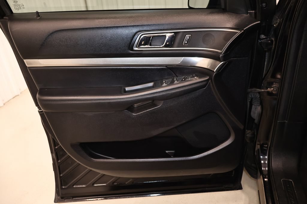 Certified 2019 Ford Explorer XLT w/ Equipment Group 201A AWD/4WD image 11