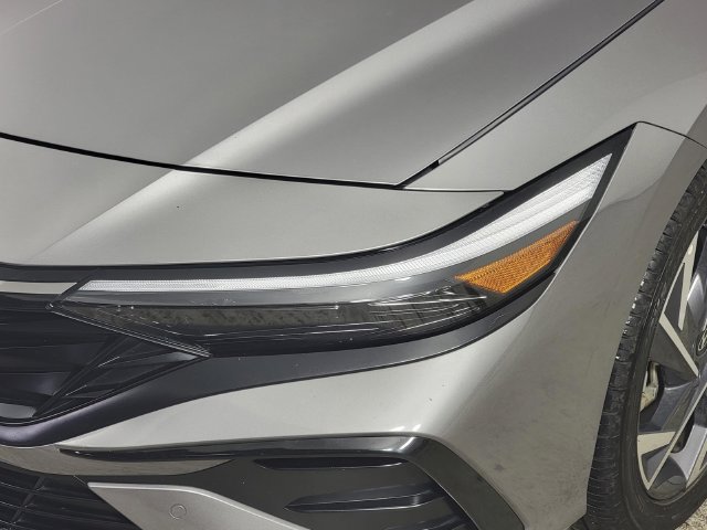 Used 2024 Hyundai Elantra Limited FWD image 9