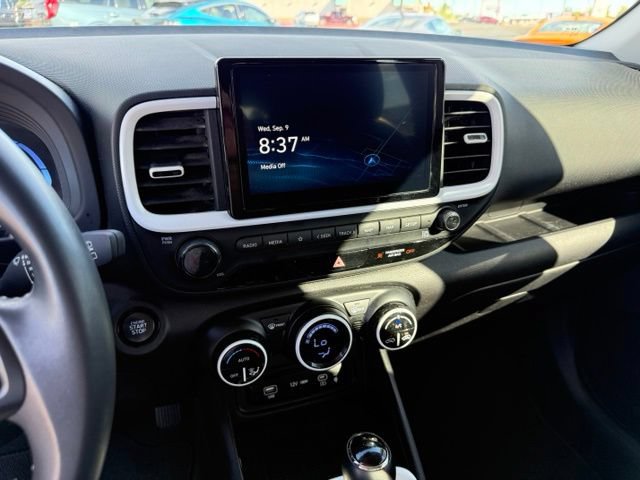Used 2024 Hyundai Venue Limited FWD image 21