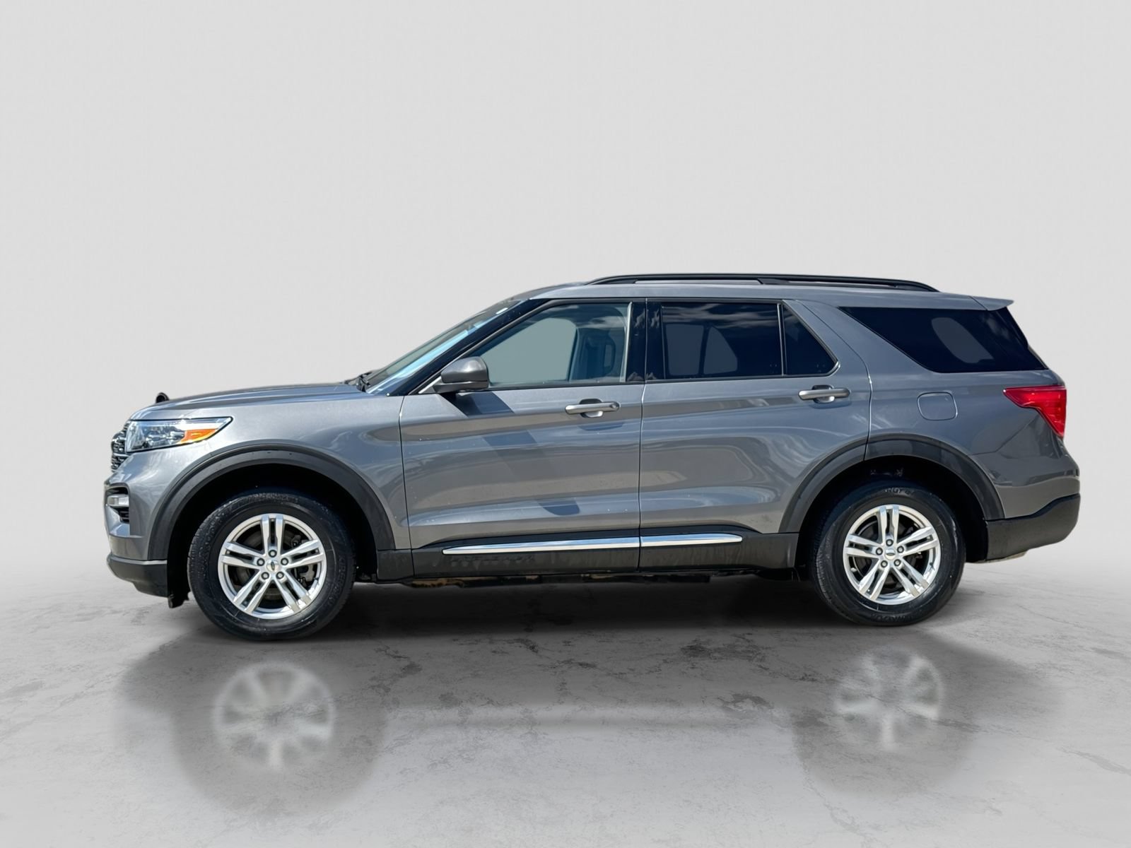 Certified 2022 Ford Explorer XLT w/ Equipment Group 202A AWD/4WD image 3