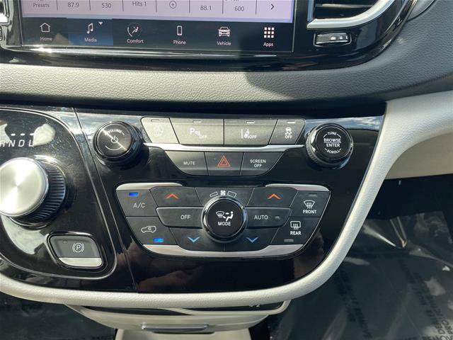 Used 2024 Chrysler Pacifica Touring-L FWD image 27