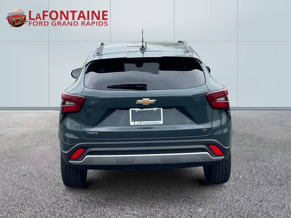 Used 2025 Chevrolet Trax LT FWD image 6