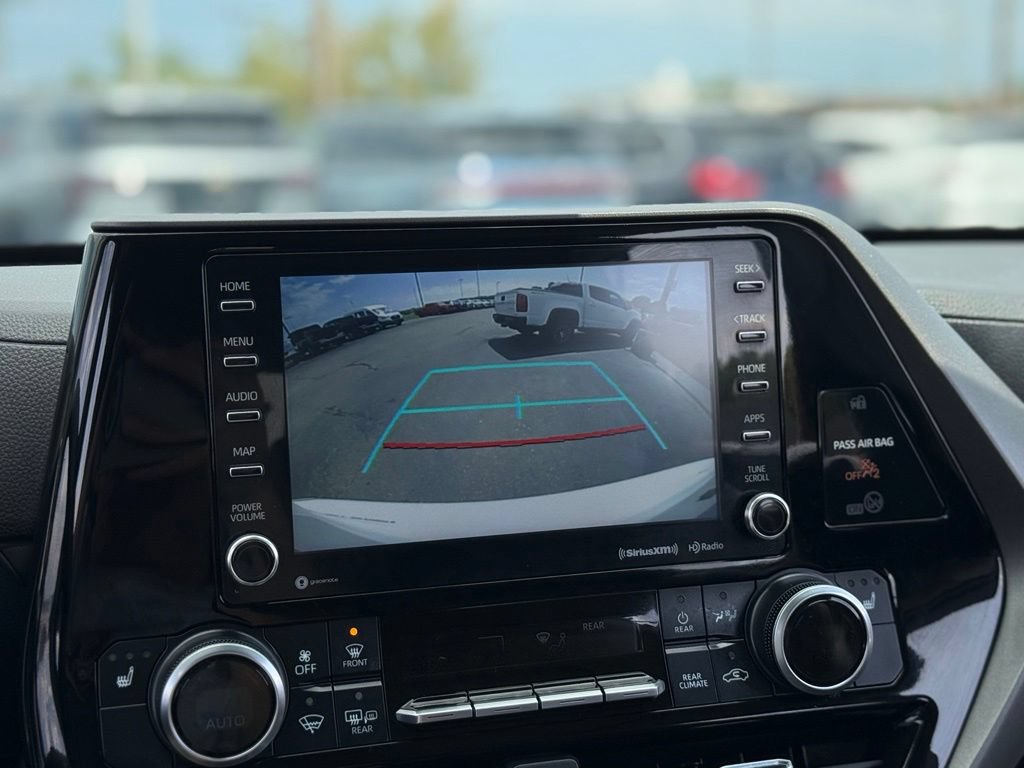 Used 2022 Toyota Highlander XLE AWD/4WD image 4