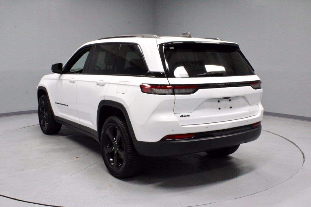 Used 2023 Jeep Grand Cherokee Altitude AWD/4WD image 8