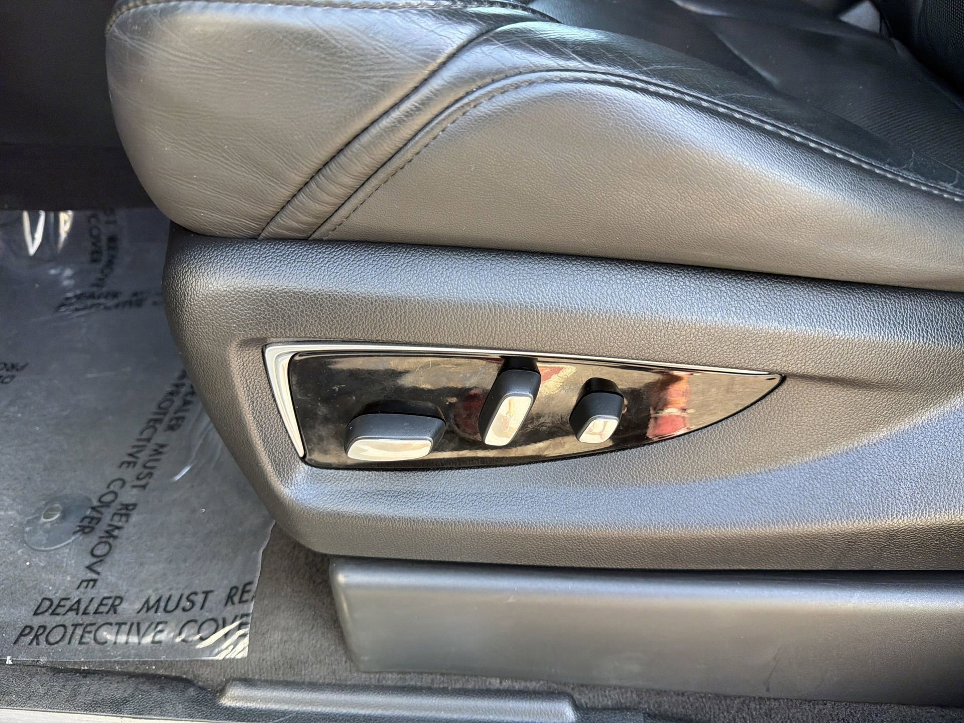 Used 2020 Cadillac Escalade Luxury w/ Escalade Sport Edition AWD/4WD image 29