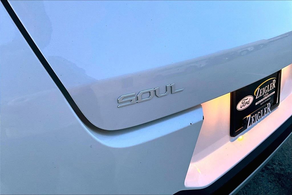 Used 2023 Kia Soul LX w/ LX Technology Package image 8