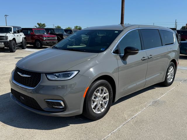 Used 2025 Chrysler Pacifica Select FWD image 12