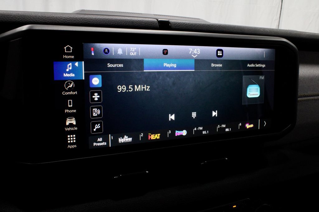 Used 2025 Jeep Gladiator Sport AWD/4WD image 3